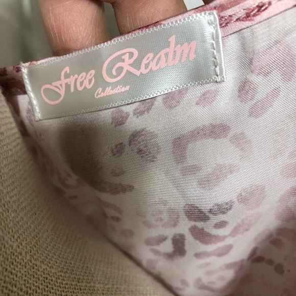 Free Realm Silky Robe - Picture 3 of 4